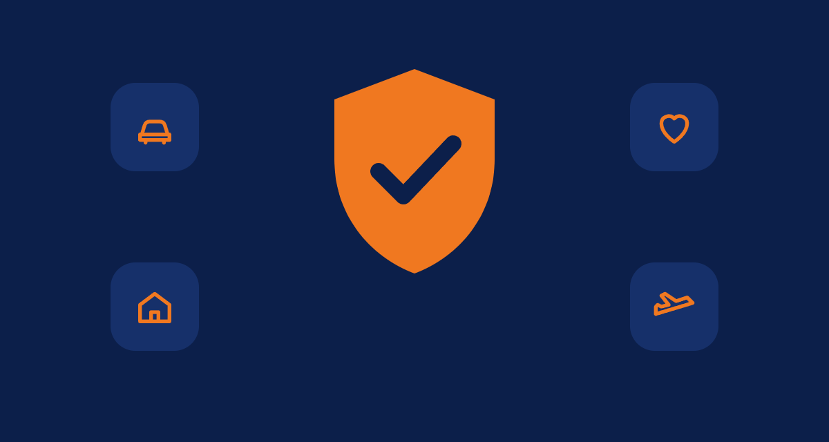 Um escudo laranja com um sinal de aprovado, cercado por ícones de carro, casa, coração e avião.