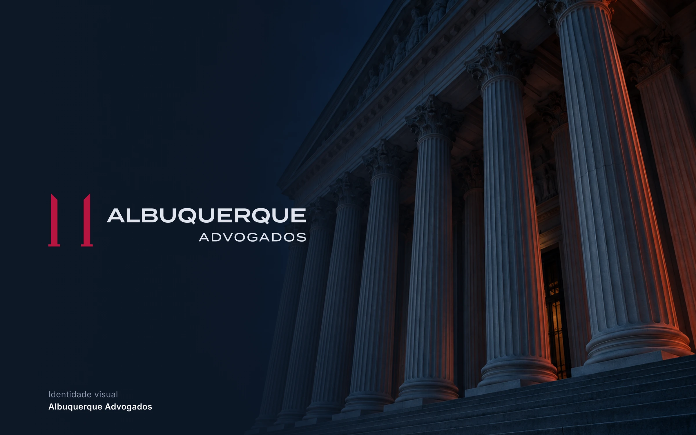 Logo do Albuquerque Advogados sobre a foto noturna de colunas clássicas