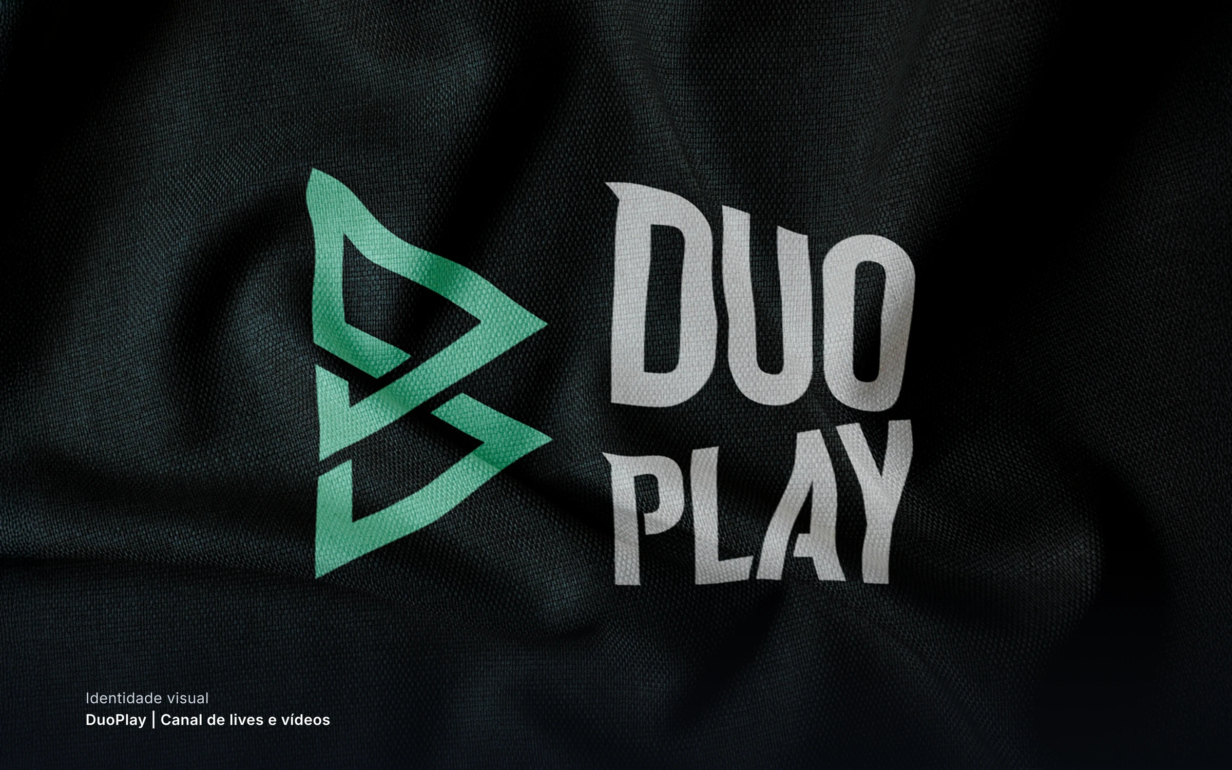 Logo da DuoPlay bordado em tecido escuro