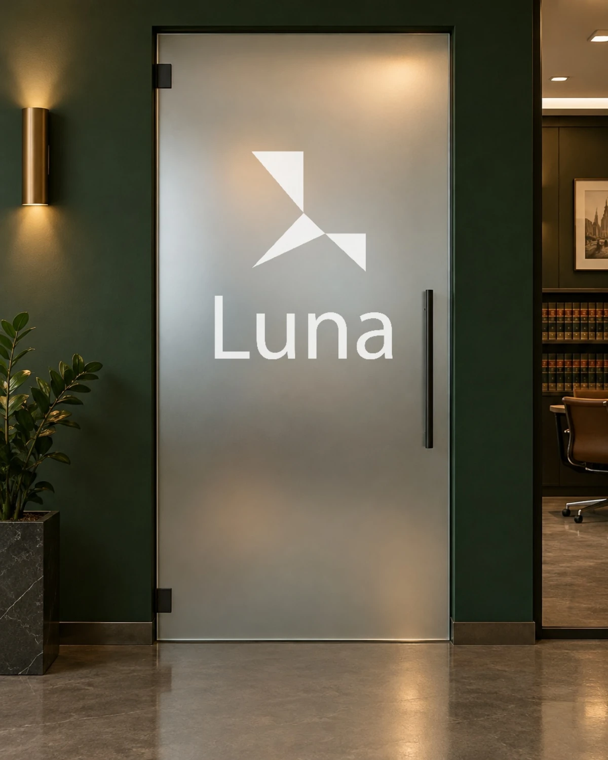 Porta de vidro com o símbolo e o nome da Luna