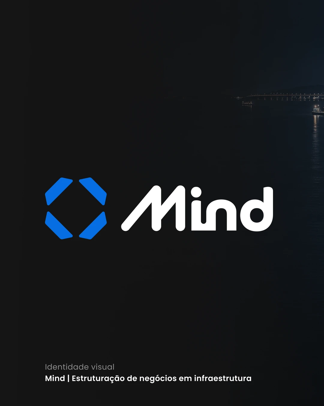 Logo da Mind sobre a foto noturna de um porto de contêineres