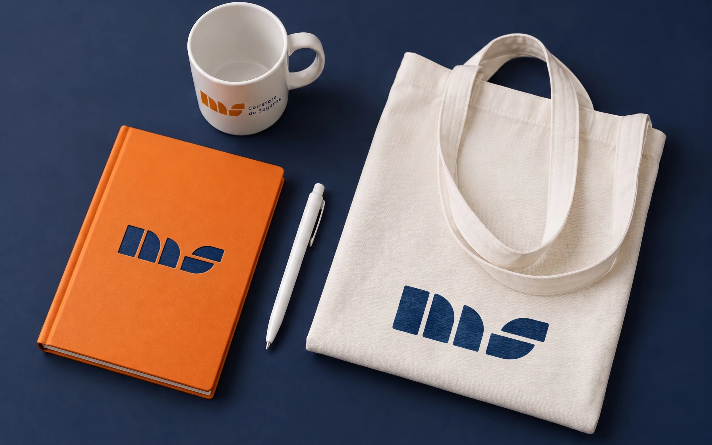 Caderno, caneca e sacola com a marca