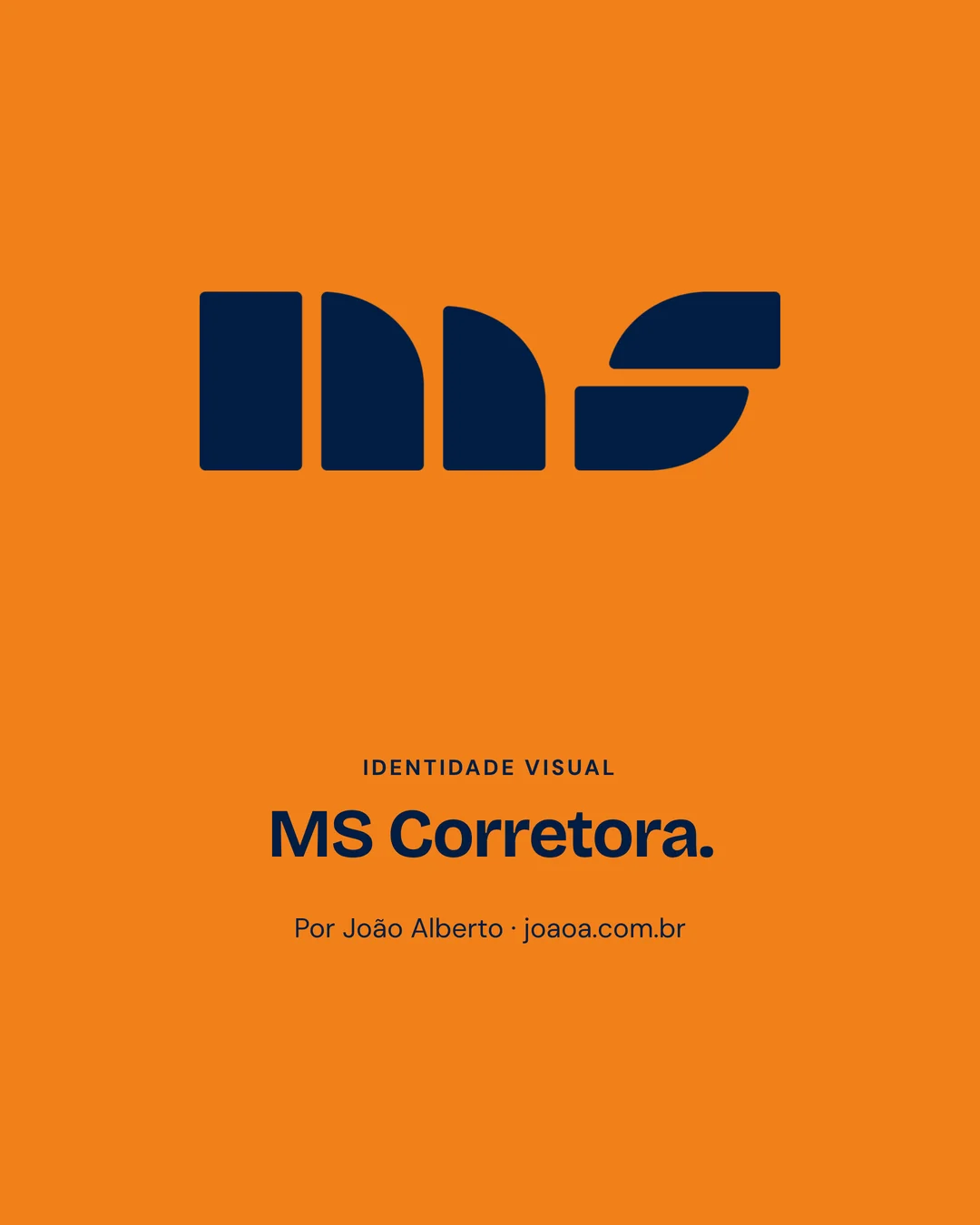 O MS em azul-marinho sobre laranja e os créditos do projeto