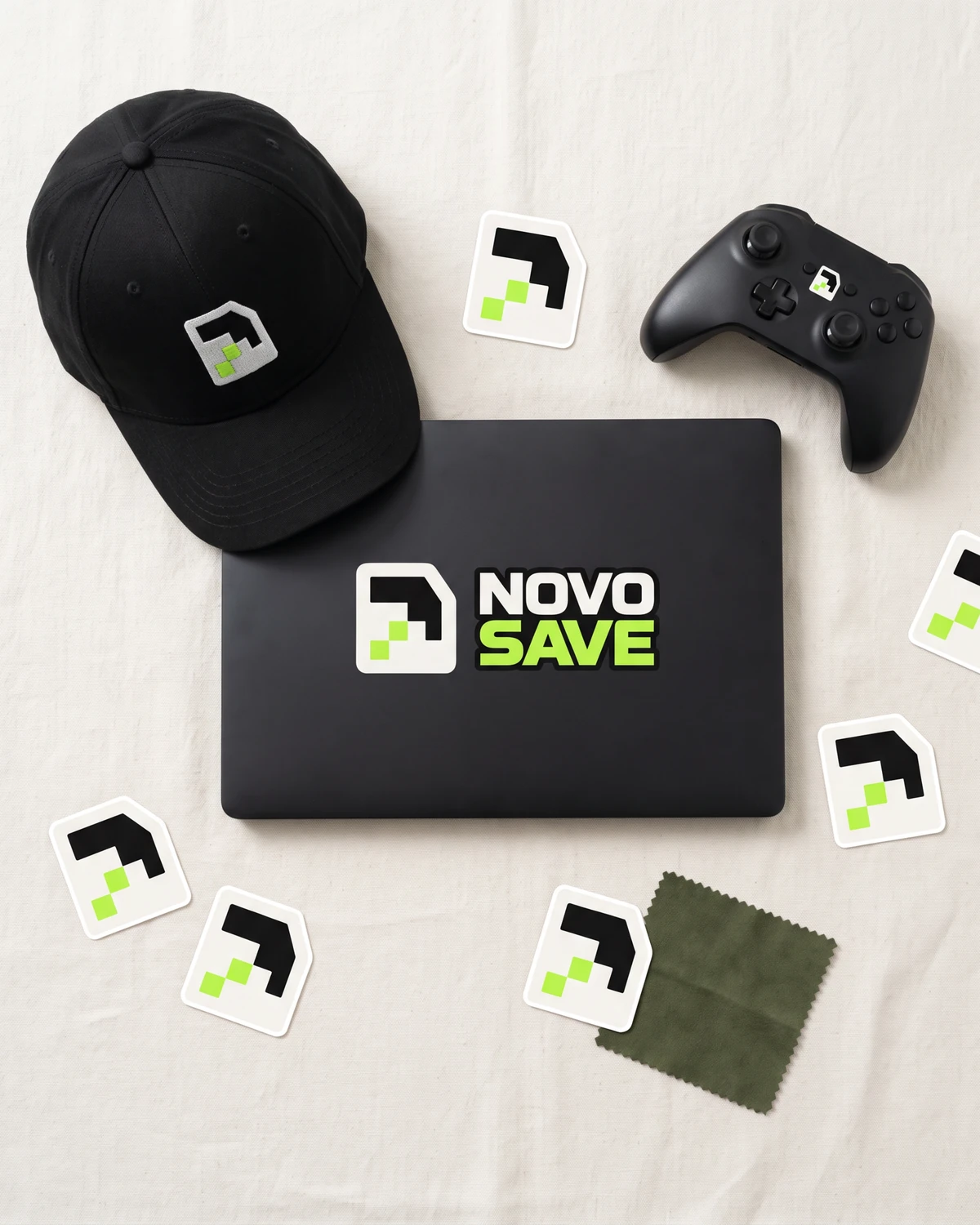 Boné, adesivos no notebook e no controle com o símbolo do Novo Save