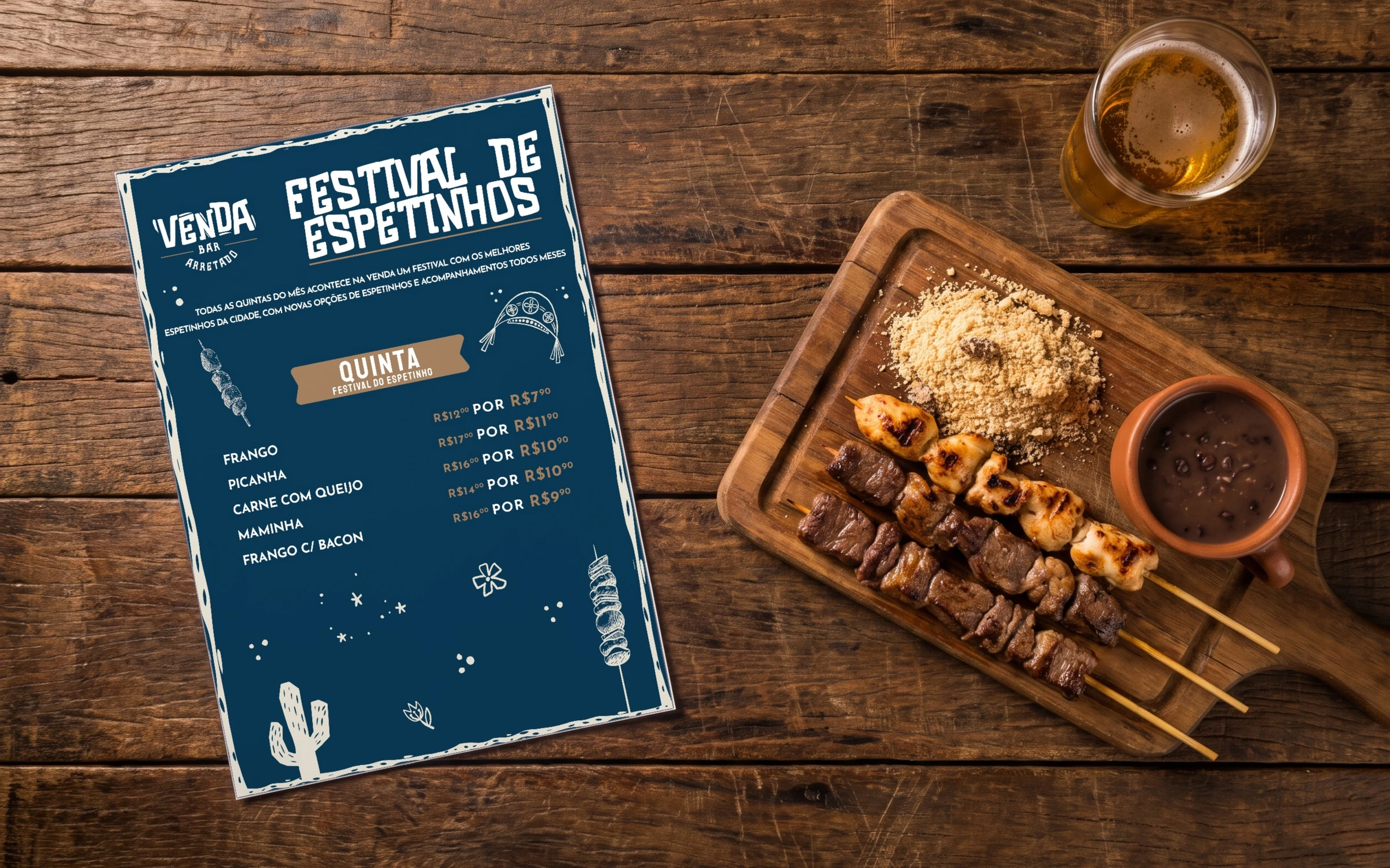 Cardápio do festival de espetinhos na mesa de madeira, com espetinhos, farofa, caldinho e cerveja