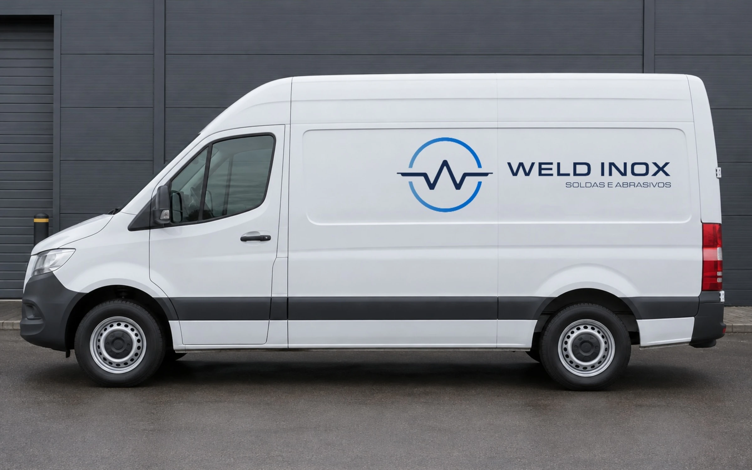 Van de entrega com o logo da Weld Inox na lateral