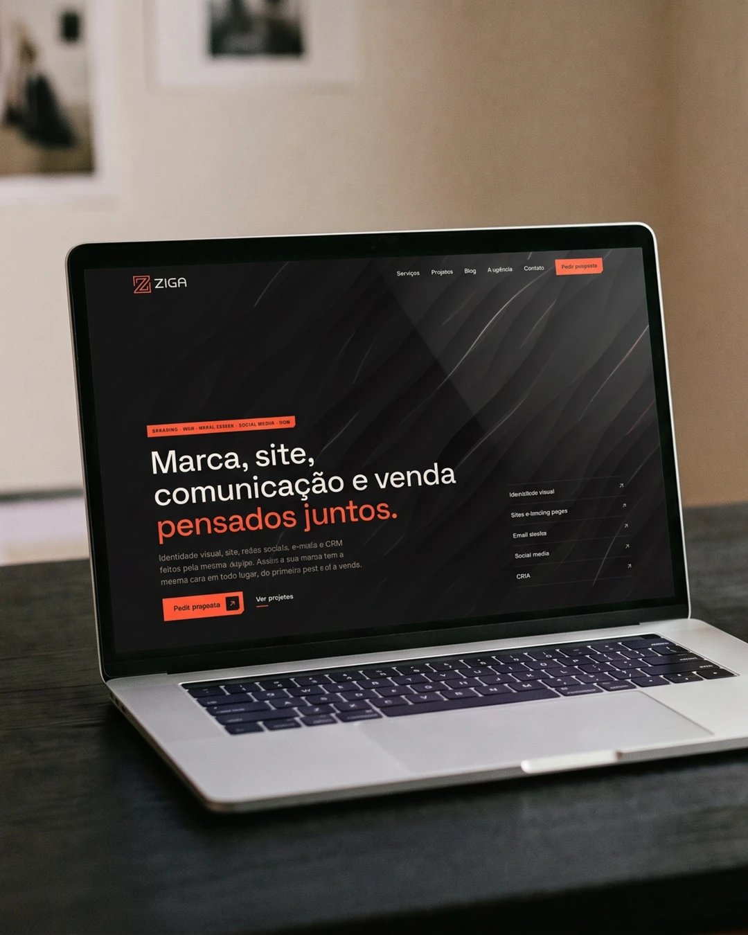Notebook com a home do site da Ziga