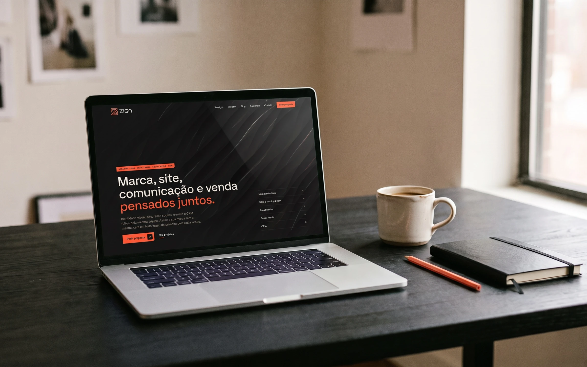 Notebook com a home do site da Ziga