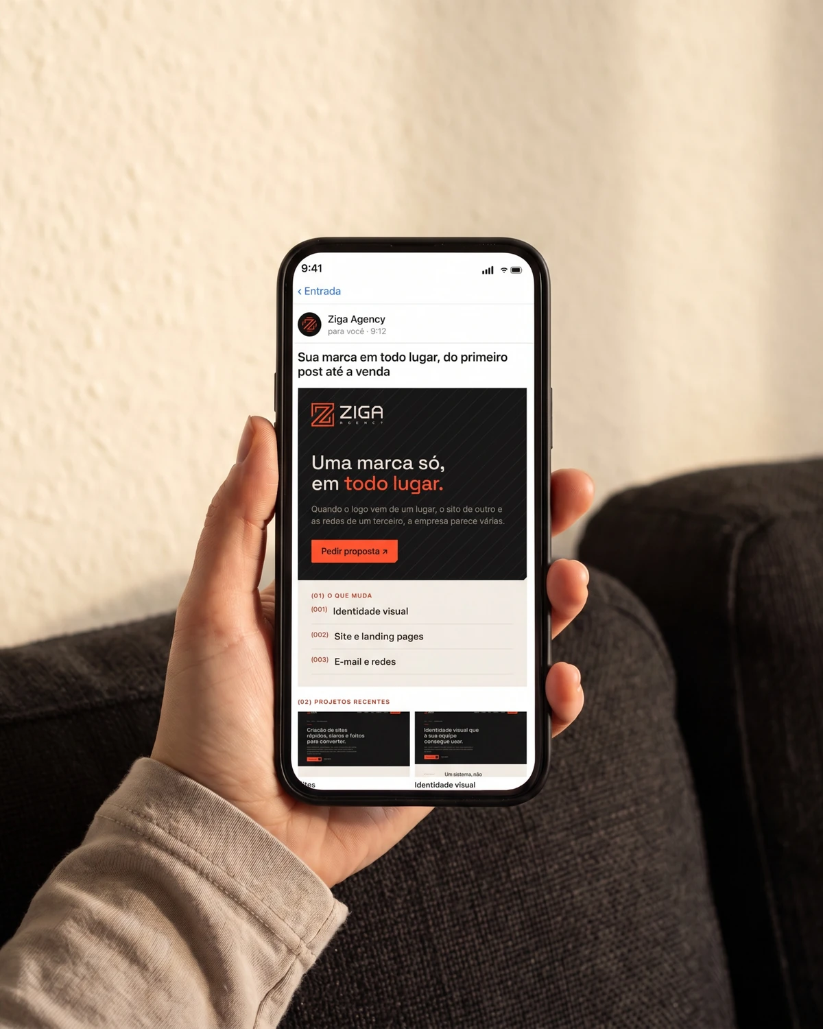 Celular com um e-mail da Ziga aberto
