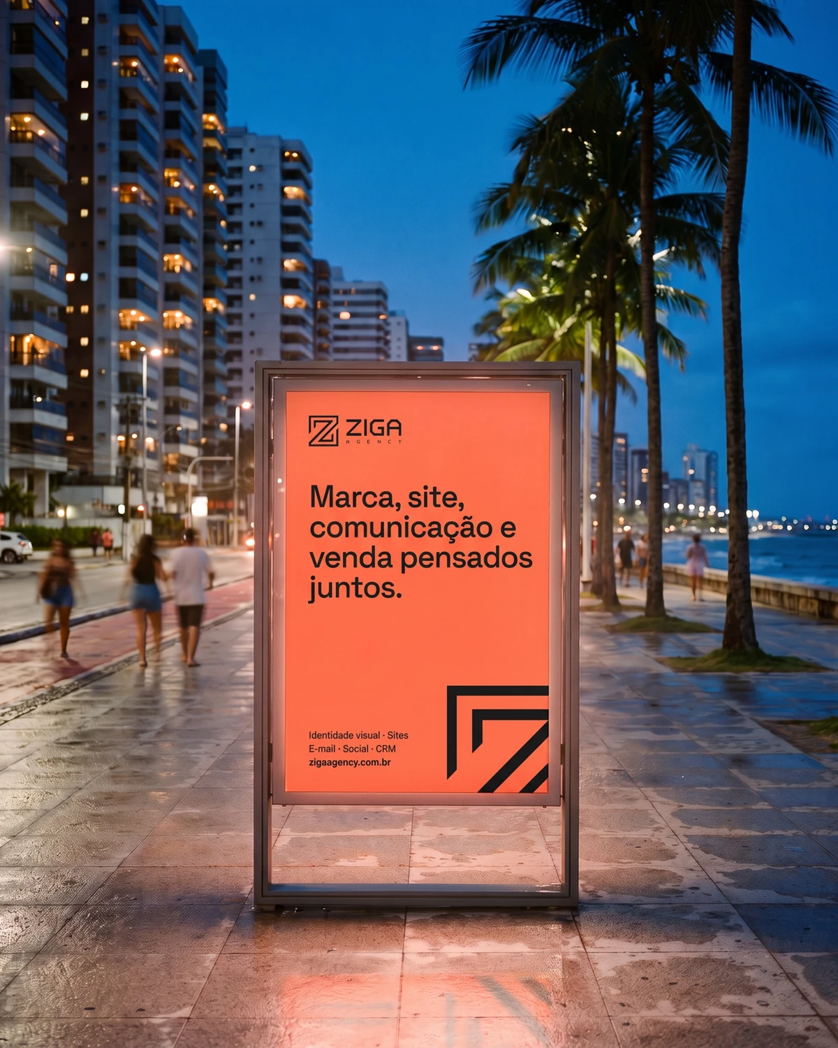 Mupi da Ziga na orla de Boa Viagem, no Recife, à noite