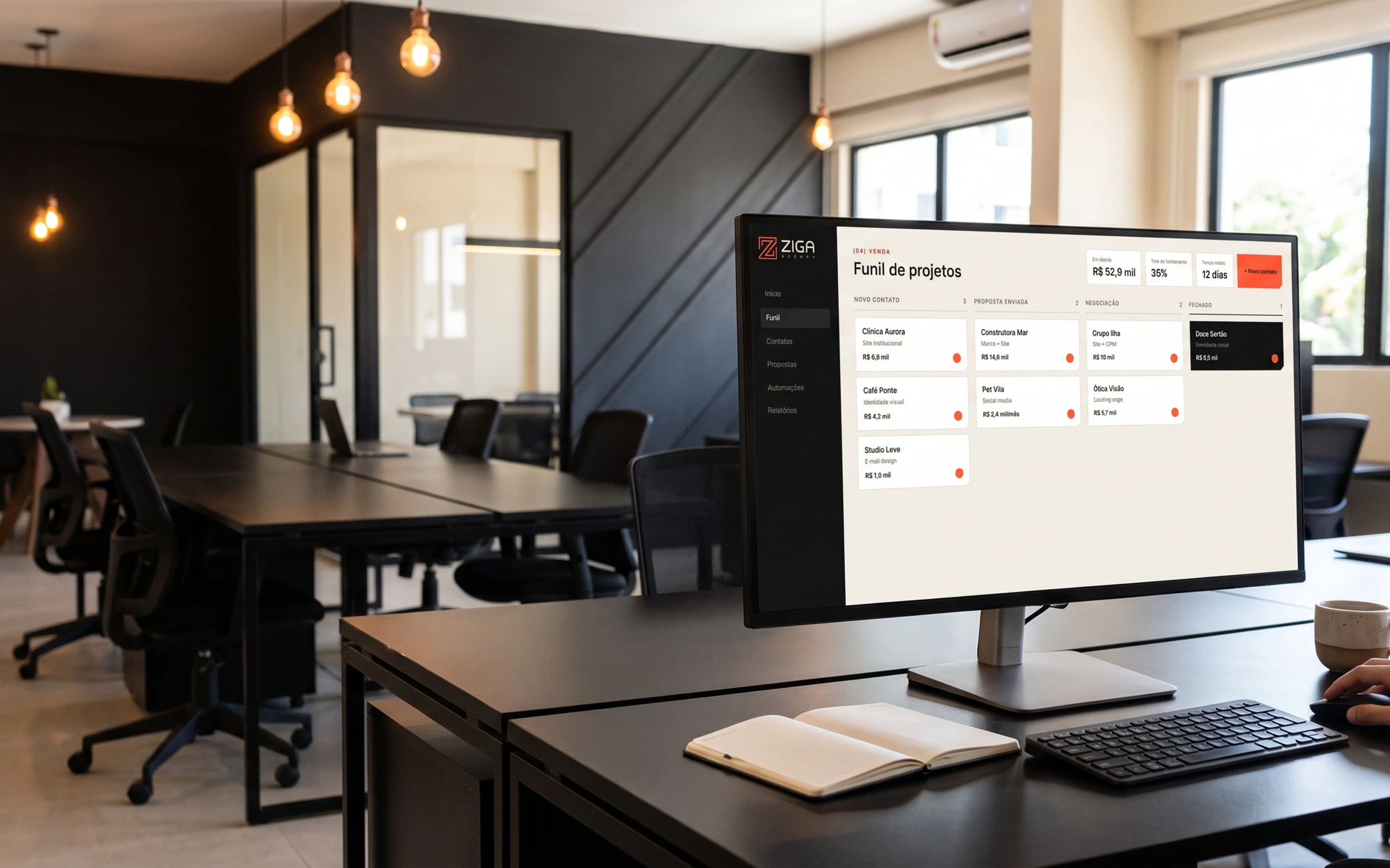 Funil de projetos no CRM aberto num monitor do escritório