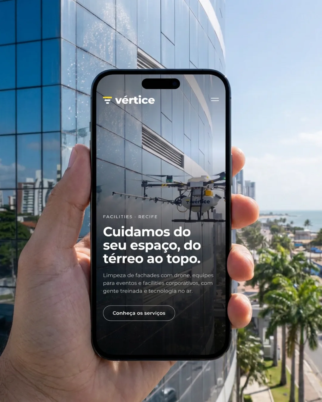 Celular com o site Vértice Facilities aberto, em duas fotos